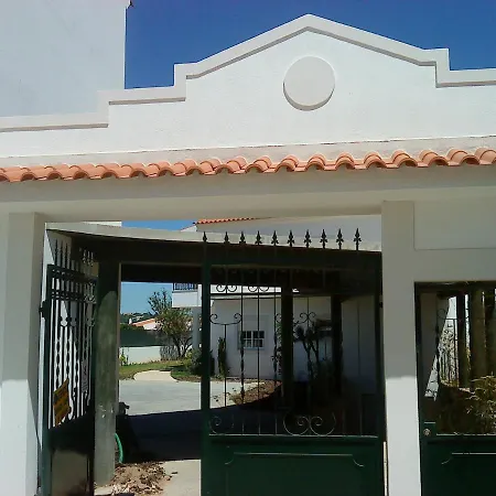 Апартаменты Charming 2-bed In Olhos De Agua